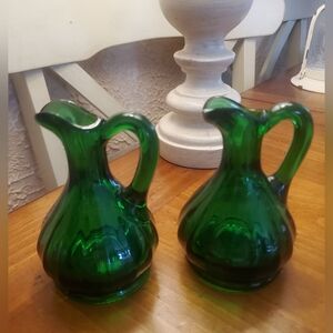 Vintage Kelly Green Depression glass paneled crued , no stopper